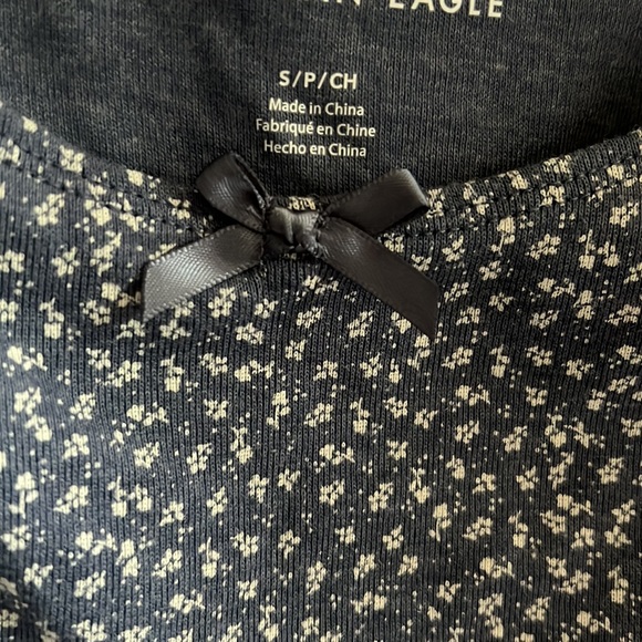 A comfortable, flattering, flower crop top. - Picture 3 of 4